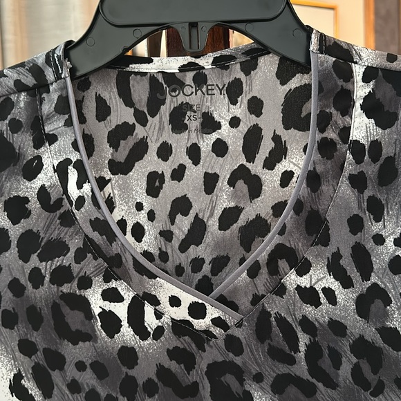 Jockey Wildcat style 2344 pewter/black animal print scrub top size XS ~ like new - Picture 7 of 8